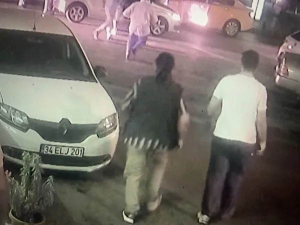 istanbulda-dehsete-dusuren-olay-trafik-kavgasini-ayirmak-isteyen-baba-ogul-bicaklandi-1656399437844.jpg İstanbul’da dehşete düşüren olay! Trafik kavgasını ayırmak isteyen baba oğul bıçaklandı - 1