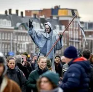 Avrupa'da sokaklar karıştı! Hollanda'da onlarca kişi gözaltına alındı