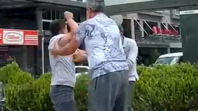 Adana’da cadde ortasında iki genç arasında bıçaklı kavga! Ortalık bir anda karıştı - 1