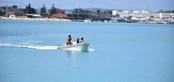 İzmir’de bazı vatandaşlar koronavirüs yasağına rağmen denize girdiler