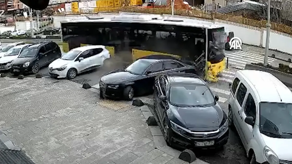 Esenler’de İETT otobüsü park halindeki otomobillere çarptı: Kaza kamerada