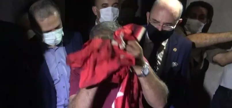 Ev küle döndü Türk bayrağına zarar gelmedi