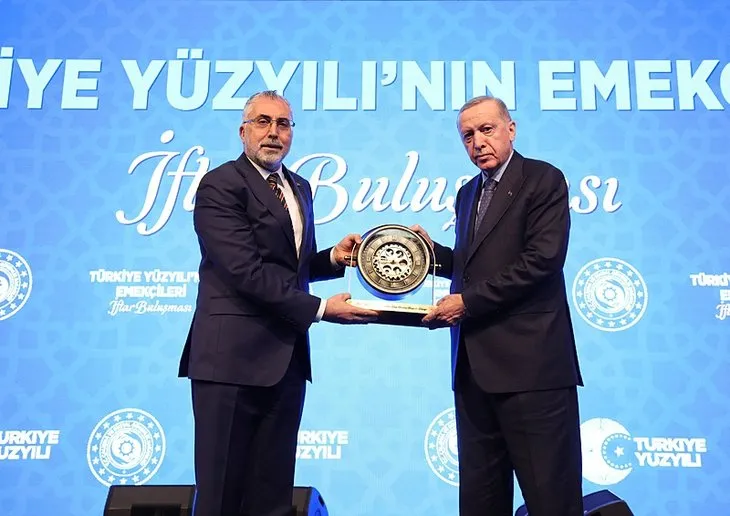 Milletin adamı vatandaşla gönül gönüle! Türkiye Yüzyılı’nın Emekçileri İftar Programı’nda Başkan Erdoğan’a sürpriz hediye!