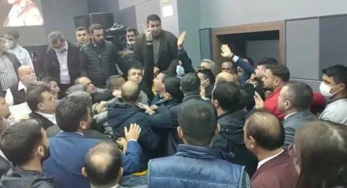 Son dakika: Meclis’te demokrasi katliamı! CHP’li başkan Vahap Seçer yine hakaret etti: Buranın horozu sen misin!