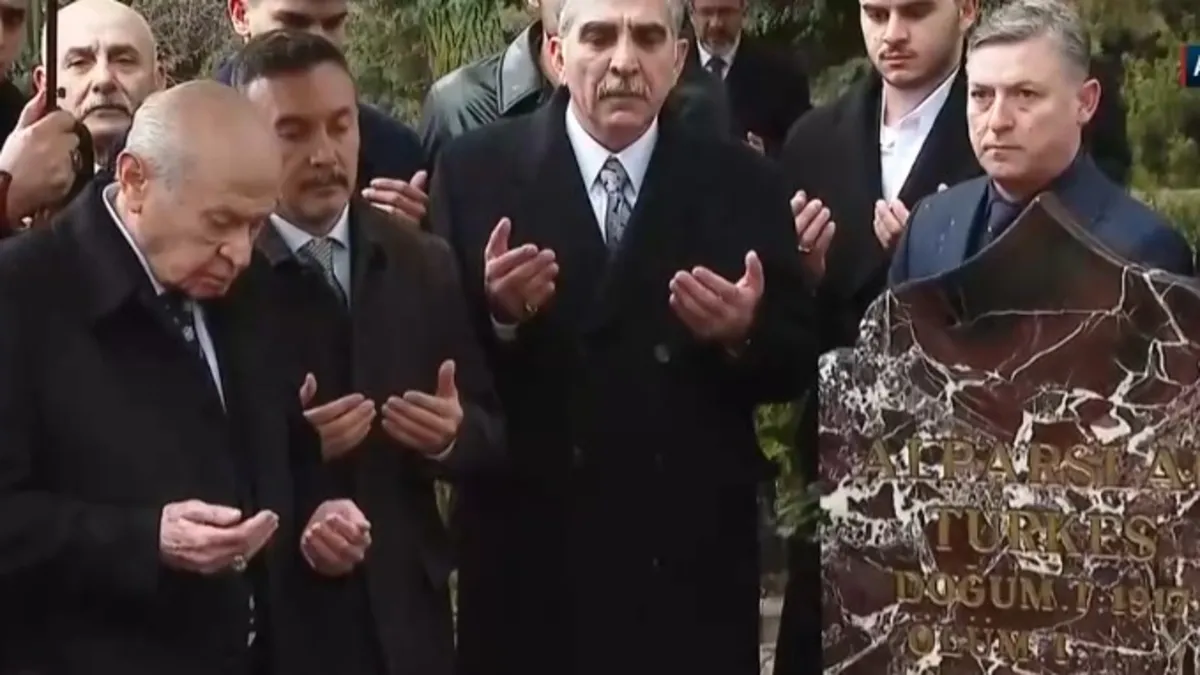 MHP lideri Bahçeli'den Alparslan Türkeş'in kabrine bayram ziyareti