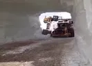 Askeri üs bölgesinin yolunu kar tünelleri oluşturarak açtılar