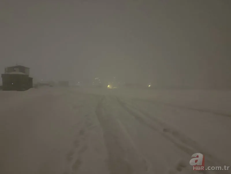 Hakkari'de kar yağışı şehri beyaza bürüdü! Onlarca köy yolu ulaşıma kapandı 22
