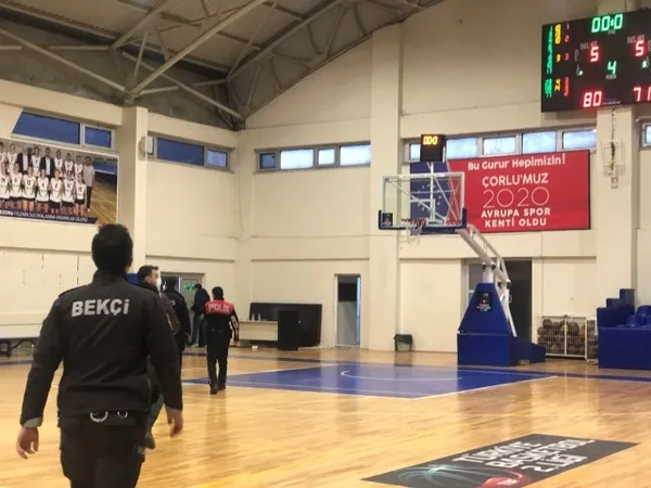 Seyircisiz maçta olay çıktı polis biber gazı ile müdahale etti - 1