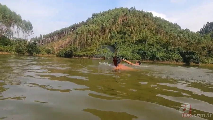 Dev anakonda yılanı nehirde yüzen gençlere saldırdı! Korku dolu anlar görüntülendi 22