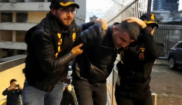 1680687561507.jpeg İYİ Parti lideri Meral Akşener Meclis'te şova soyundu! Mermilerle provokasyona devam etti - 4