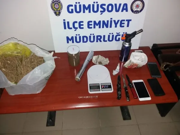 Düzce'de polisin dikkati cephaneliği ortaya çıkardı - 2