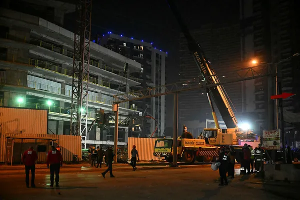 İzmir’in Bornova ilçesinde otel inşaatında vinç devrildi! 6 can kaybı 2 yaralı