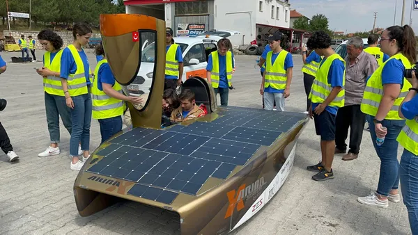 Jandarma "karayolunda garip bir cisim ilerliyor" ihbarına gitti! Güneşte parlayan araç herkesin dikkatini çekti