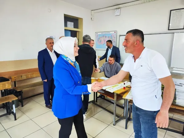 1684073464875.jpg Sakarya'da İYİ Partili görevlilerden AK Parti Milletvekili adayı Çiğdem Erdoğan Atabek'e saldırı - 2
