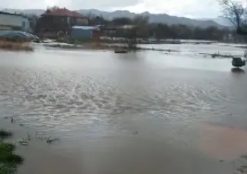 Burdur’da yoğun sağanak! Mahalle göle döndü
