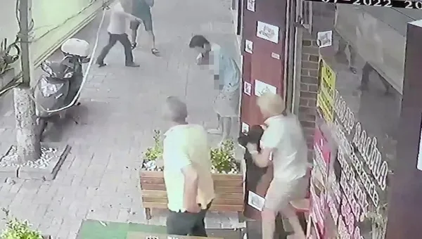 bahcelievlerde-kan-donduran-goruntu-arkadasi-bogazindan-bicakladi-ilk-mudahaleyi-kasap-yapti-1658858856595.jpg Bahçelievler'de kan donduran görüntü: Arkadaşı boğazından bıçakladı! İlk müdahaleyi kasap yaptı - 2