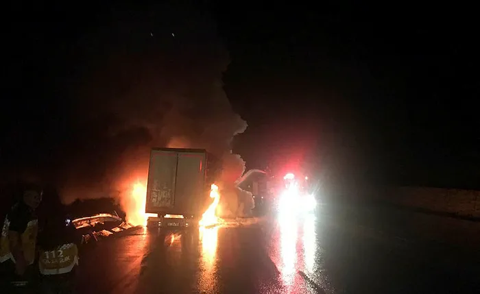 erzincanda-bariyere-carpan-aluminyum-yuklu-tir-alev-alev-yandi-1654117540776.jpg