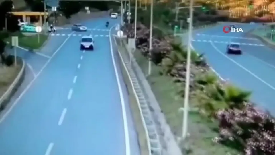 Son dakika: Antalya’da korkunç kaza kamerada! Metrelerce havaya savrulup... |Video