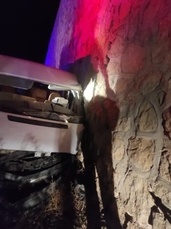 yuksekovada-korkunc-kaza-minibus-istinat-duvarina-carpti-1-olu-1665783480001.jpg Yüksekova’da korkunç kaza! Minibüs istinat duvarına çarptı: 1 ölü - 2