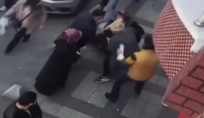 İstanbul’da ekmek kuyruğunda kadınların saç saça baş başa kavgası kamerada - 1