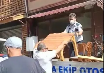 Zabıtayla esnaf arasında arbede çıktı! Vatandaş CHP'li belediyeye isyan etti: Müşterinin önünden masalar kırılarak alındı