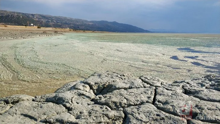 Endişe veren görüntü! Burdur Gölü'nün rengi değişti