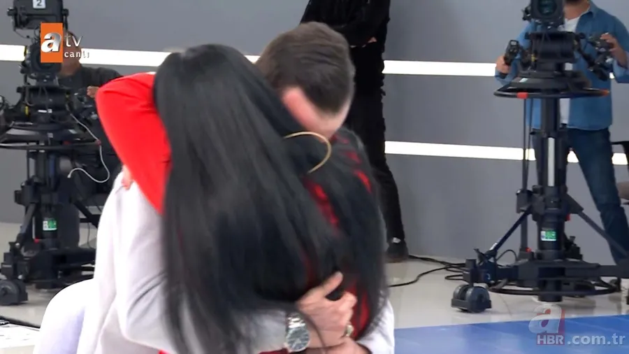 21 yıllık hasret Müge Anlı’da son buldu! Üvey annesi ve öz annesi canlı yayında birbirine girdi: Kocanın kemikleri sızlasın 7