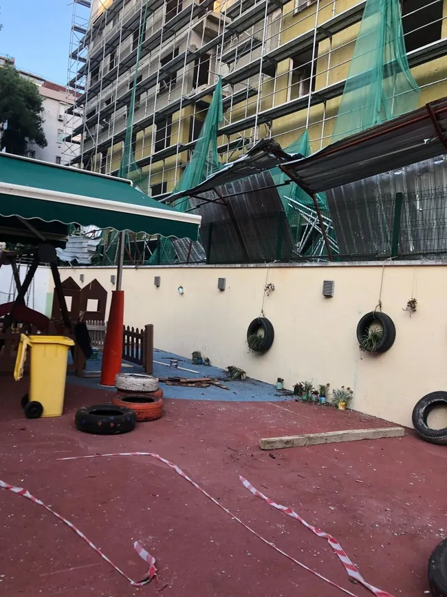 Kadıköy'de facianın eşiğinden dönüldü! İnşaat iskelesi anaokulu bahçesine düştü - 2