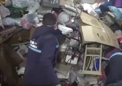 Erzurum'daki çöp ev şoke etti: 25 ton atığı kepçe ile götürmek zorunda kaldılar