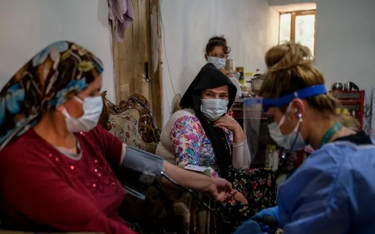 Sağlık ekipleri aşı seferberliğinde! Canlarını dişine takarak dağ köylerine ulaştılar