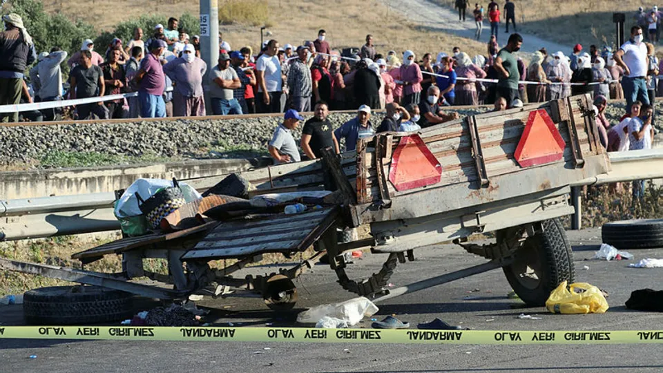Manisa'da feci kaza! Yola savruldular: 3 ölü, çok sayıda yaralı