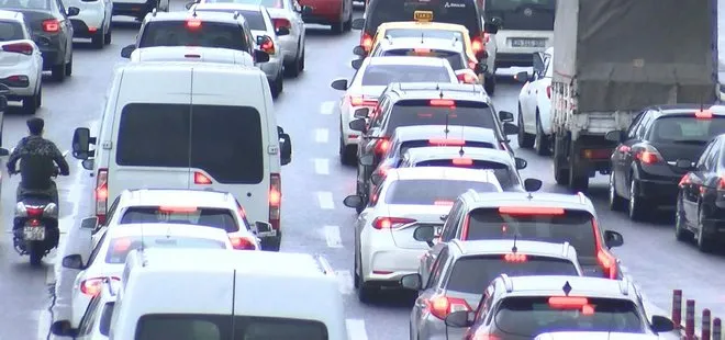 İstanbul’da yağmurun etkisiyle trafik giderek artıyor! İstanbul trafiğinde yoğunluk yüzde kaç? A Haber ekranlarında İstanbul trafiğinde son durum