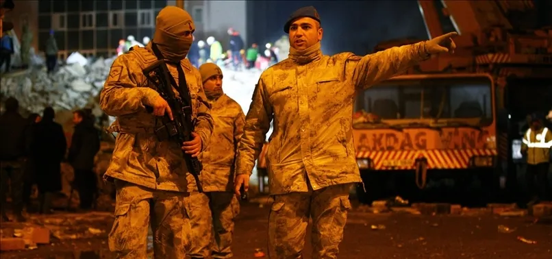 Mehmetçik 24 saat görevde! Enkaz altındakine koşup dağ köyüne uçtu, yağmacıyla mücadele edip sokakta uyudu