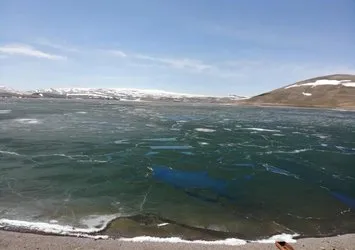 Aygır Gölü’nde buzlar çözüldü