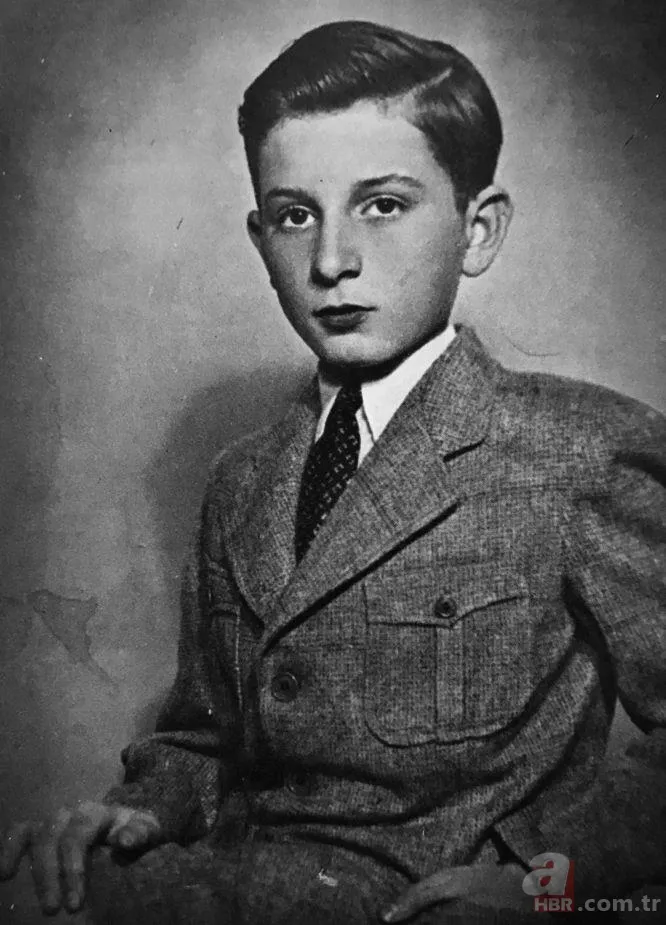 Futbol sahalarından sahnelere: Hollywood'u bıraktı ömrünü Türk tiyatrosuna adadı 8