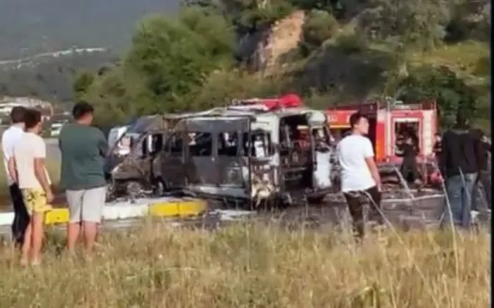 muglada-carpisan-2-minibusun-alev-alev-yanmasi-kamerada-14-yarali-1714338601967.jpg Muğla'da çarpışan 2 minibüsün alev alev yanması kamerada: 14 yaralı - 4