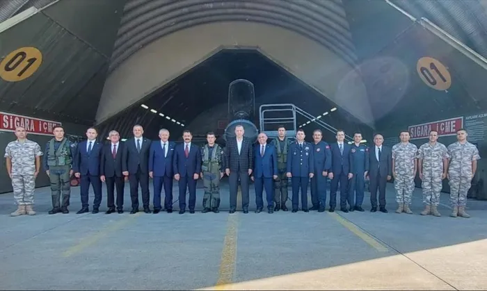 baskan-erdogandan-amasya-protokolu-ve-pilotlarla-hatira-fotografi-1660417267115.jpg Başkan Erdoğan’dan Amasya protokolü ve pilotlarla hatıra fotoğrafı - 2