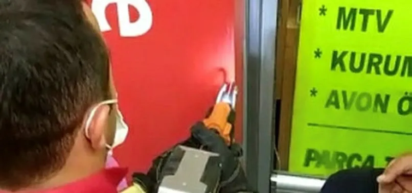 Kırıkkale'de reklam tabelasında mahsur kalan yavru kediyi itfaiye kurtardı