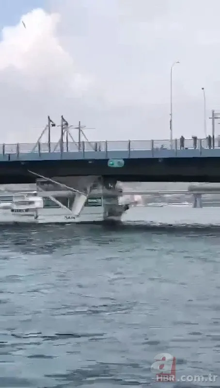 Tekne Galata Köprüsü’ne çarptı! Balıkçılar ne olduğunu anlayamadı: Köprü koptu
