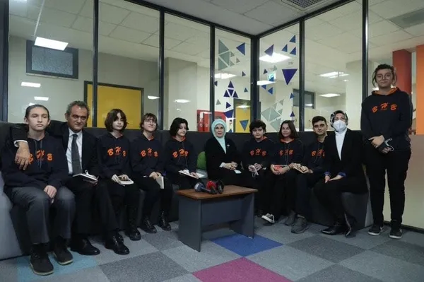 1640978154208.jpg Emine Erdoğan'dan yeni yıl mesajı: Öğrencilerimiz özgüvenleriyle bize umut verdi - 1