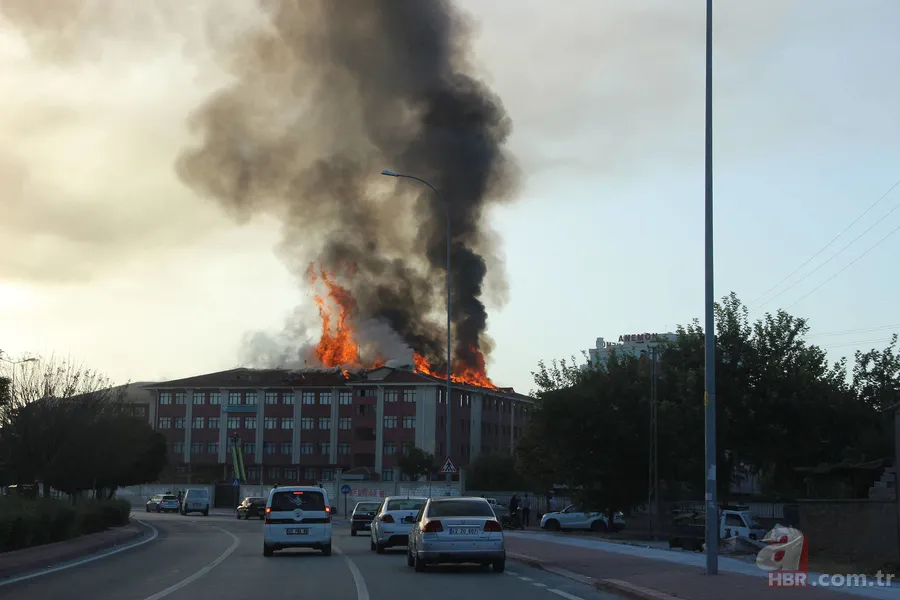 Konya'da bir lisenin çatısında yangın çıktı 10
