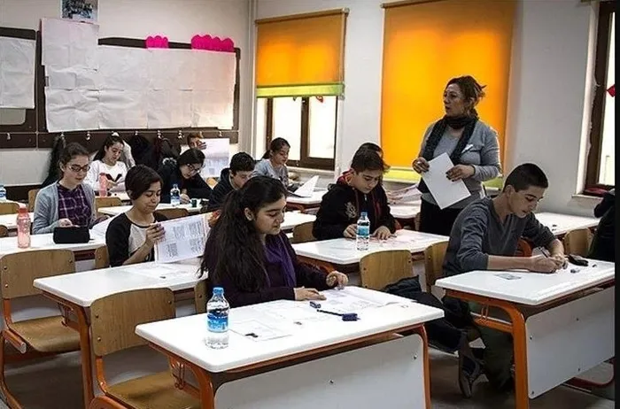 Öğrenci ve öğretmenler dikkat! Yeni müfredat bu ay açıklanacak! Ders saatleri değişecek mi?