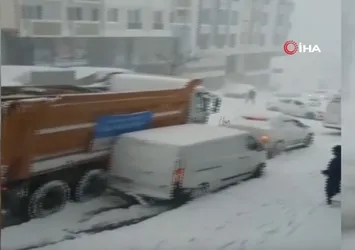 İBB'nin kar küreme aracı ortalığı savaş alanına çevirdi