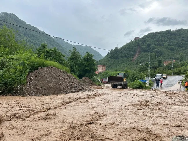 Trabzon'da yoğun sağanak hayatı olumsuz etkiledi! Karadeniz Sahil yolu kapandı ekipler alarma geçti - 5