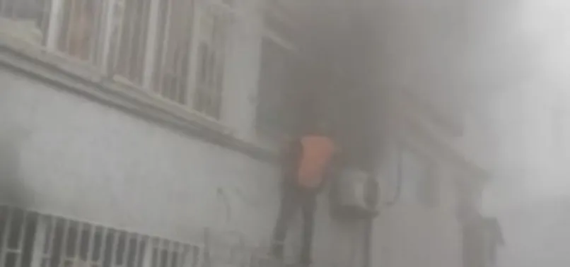 Fatih’teki yangında can pazarı! Camdan atladılar