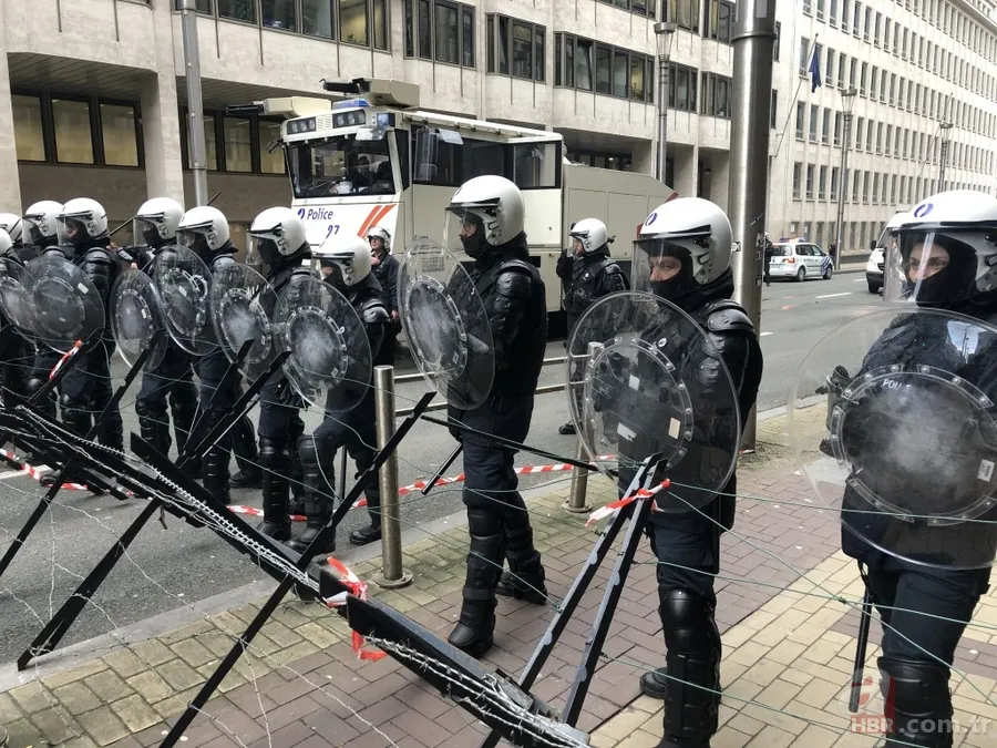 Fransa'da Macron için 'diktatör' sloganları 8