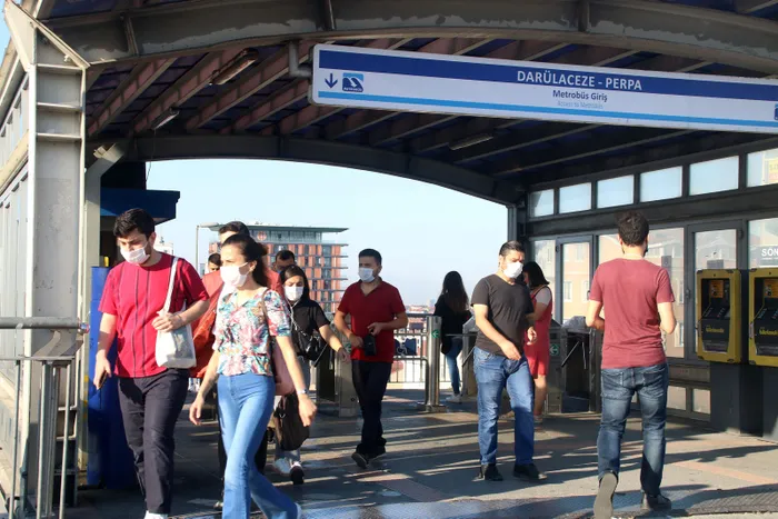 Vatandaşların metrobüs isyanı! Sosyal mesafesiz yolculuğa tepki gösterdiler