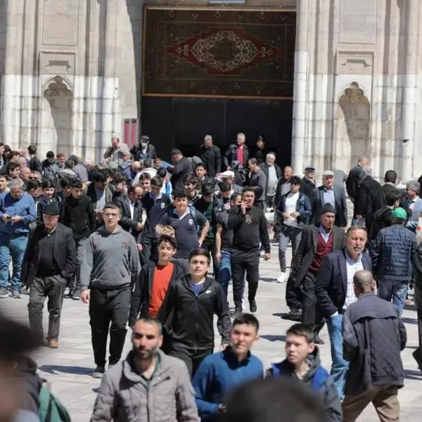 1681544572332.jpeg Aksaray'da gençlerle yaşlı amca arasında geçen diyalog sonrası camiye akın ettiler! "Gençler nereye gidiyorsunuz?"-2