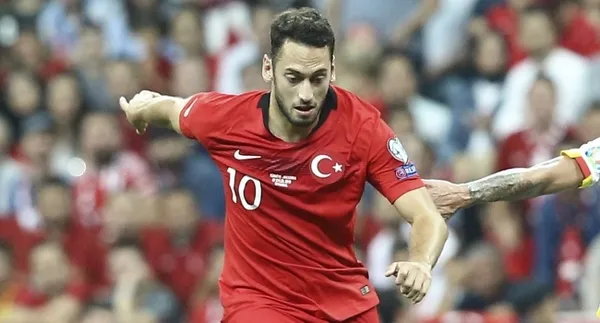 Hakan Çalhanoğlu’nun menajerine ulaşan 3 teklif! EURO 2020 kadrosuna yönelik ilk resmi teklif yapıldı
