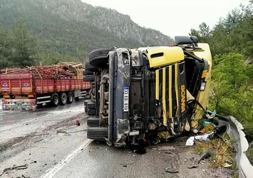 Tarsus'ta korkunç kaza! Tırla kamyon hurdaya döndü: 5 yaralı